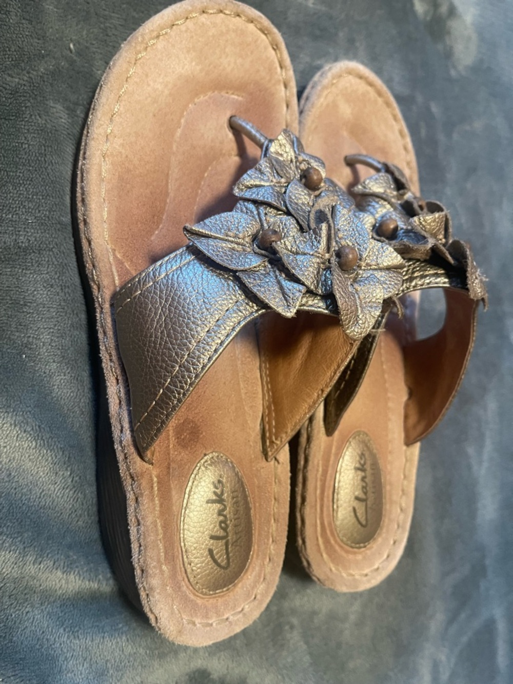 Clarks Sandals Womens Size 8.5M  Slip On Gold Leather Career Floral